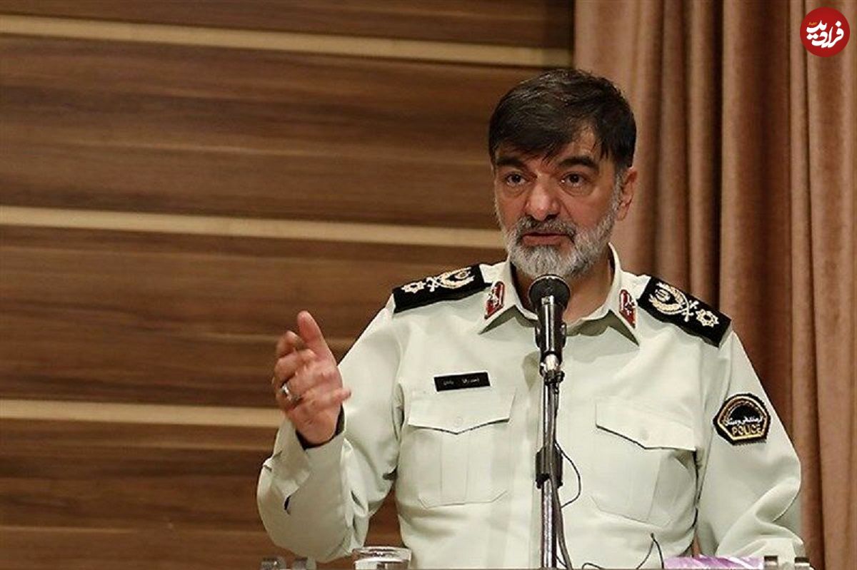 عکس؛ سفر در زمان؛ «سردار رادان در حال گریه بر مزار سردار سلیمانی»؛ سال 1402