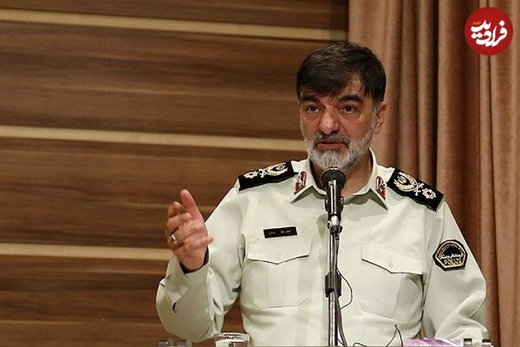 عکس؛ سفر در زمان؛ «سردار رادان در حال گریه بر مزار سردار سلیمانی»؛ سال 1402