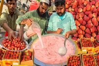 ببینید؛ غذای خیابانی در پاکستان؛ تهیه آبمیوه توت فرنگی و میلک شیک توت فرنگی در کراچی 