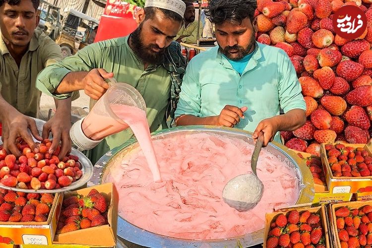 ببینید؛ غذای خیابانی در پاکستان؛ تهیه آبمیوه توت فرنگی و میلک شیک توت فرنگی در کراچی 