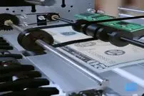 ( ویدیو) ببینید دستگاه عابربانک چقدر شگفت‌انگیز کار می‌کند 