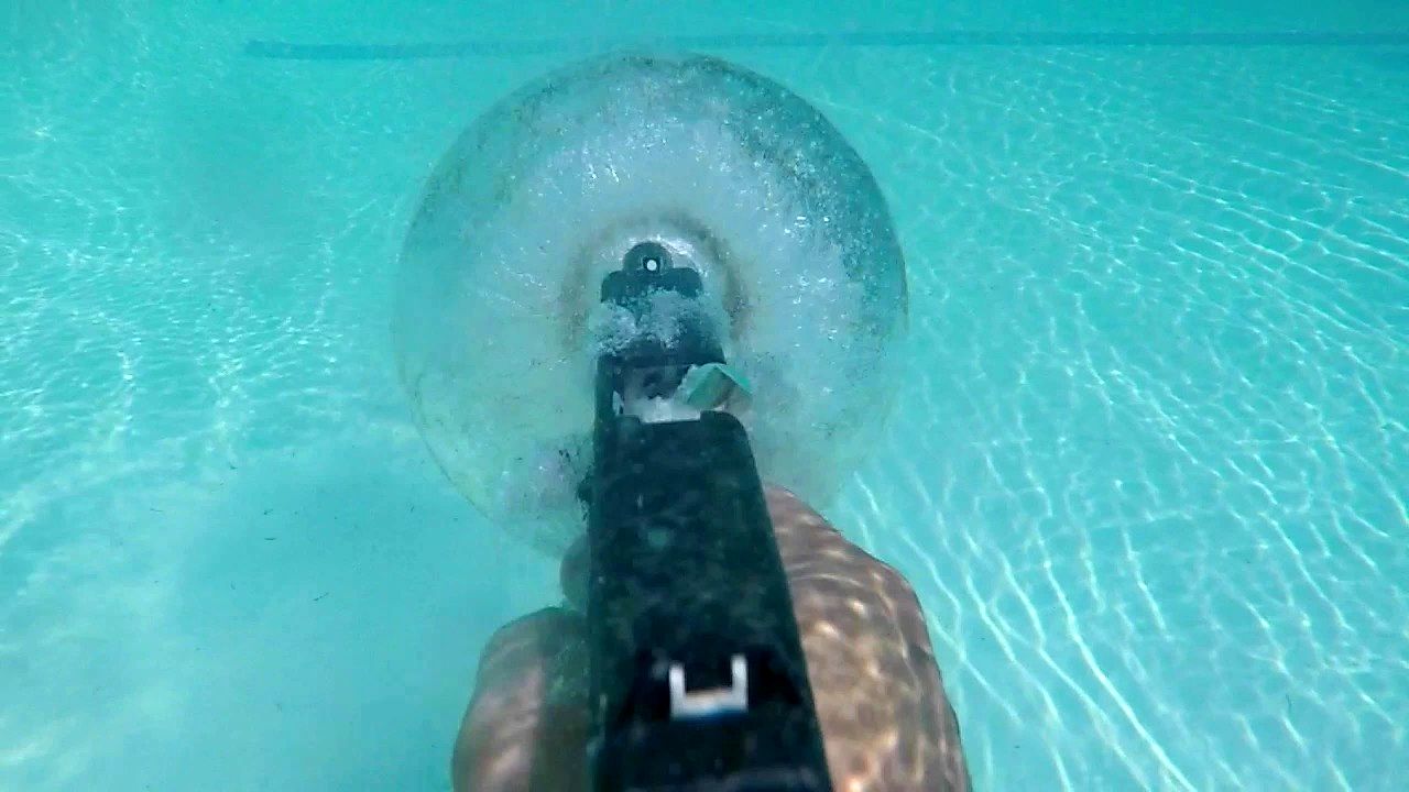 (ویدئو) اگر زیر آب با کُلت شلیک کنید، چه اتفاقی می افتد؟