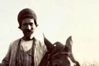 عکس| سفر به ایران قدیم؛ «مرد شاهین‌باز» سوار بر اسب در اصفهان دوران قاجار