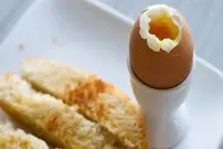 پختن تخم مرغ عسلی، اگر بلد نباشید کار سختی است!