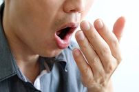 بوی دهان درباره سلامت بدن ما چه می‌گوید؟ از بوی استون تا بوی تخم‌مرغ فاسد!