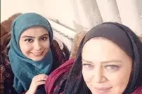 عکس| سفر زمان؛ ژست جالب «آذین رئوف و نصرالله رادش» با کلاه شاپو در پشت‌صحنه یک سریال