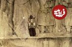 عکس؛ سفر به عصر قاجار؛ مردی که از نقش‌برجستۀ «طاق بستان» بالا رفت؛ یک قرن قبل