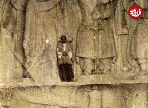 عکس؛ سفر به عصر قاجار؛ مردی که از نقش‌برجستۀ «طاق بستان» بالا رفت؛ یک قرن قبل