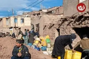 عکس| سفر به تهران قدیم؛ پایتخت نشینان در صف نفت؛ اواخر دهه 50
