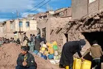 عکس| سفر به تهران قدیم؛ پایتخت نشینان در صف نفت؛ اواخر دهه 50