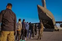 (ویدئو) اخراج مهاجران غیرقانونی از آمریکا با غل و زنجیر