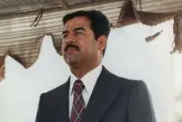 عکس| سفر در زمان؛ «صدام» در حال خداحافظی با هویدا در فرودگاه مهرآباد؛ سال 54