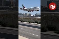 (ویدئو) کمین کردن آمریکایی ها در حاشیه اتوبان برای ثبت لحظه فرود هواپیمای A380 