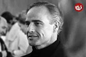 عکس| سفر در زمان؛ «مارلون براندو 26 ساله» در حال ژست گرفتن برای یک نقاش؛ سال 1329