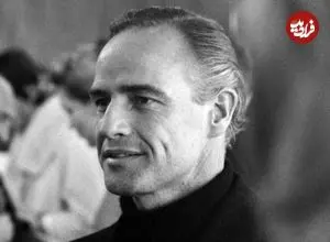 عکس| سفر در زمان؛ «مارلون براندو 26 ساله» در حال ژست گرفتن برای یک نقاش؛ سال 1329