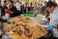 ببینید؛ غذای خیابانی در ازبکستان؛ پخت یک تن سمرقند پلو با گوشت در نمانگان 