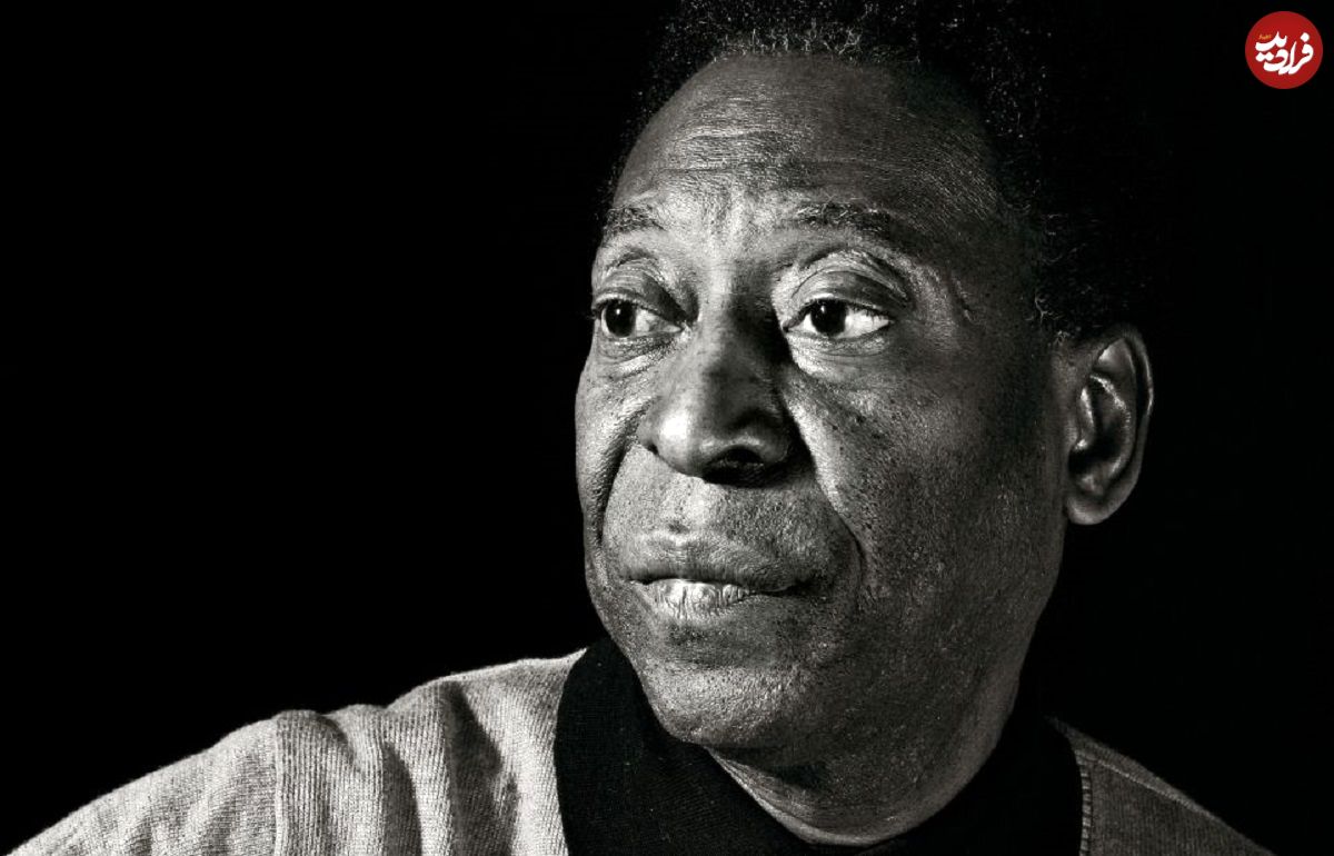 عکس| سفر در زمان؛ «پله، اسطوره فوتبال» در حال انجام بازی تخته؛ سال 1336