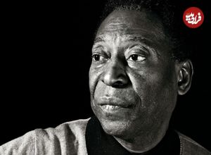 عکس| سفر در زمان؛ «پله، اسطوره فوتبال» در حال انجام بازی تخته؛ سال 1336