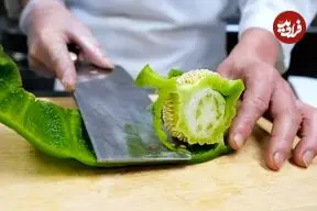 ببینید| غذای خیابانی در آمریکا؛ پخت یک غذای خاص با ماهی مرکب، فلفل دلمه ای و خیار در نیویورک