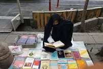 (عکس) تلخ‌ترین عکسی که از یک مادر دست‌فروش ثبت شد