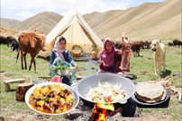 ببینید؛ غذای روستایی در افغانستان؛ پخت یک آبگوشت محلی و نان تازه در طبیعت
