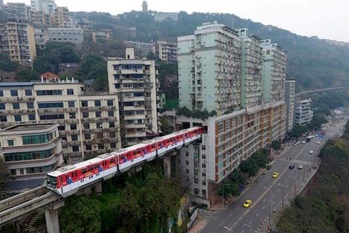 ( ویدیو) عبور قطار از دل ساختمان مسکونی در چین!