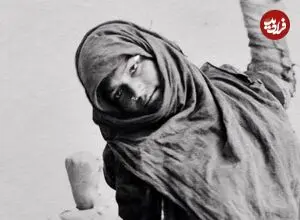 عکس| سفر زمان؛ زن جوان در حال کش و قوس دادن به بدن؛ 140 سال قبل
