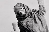 عکس| سفر زمان؛ زن جوان در حال کش و قوس دادن به بدن؛ 140 سال قبل