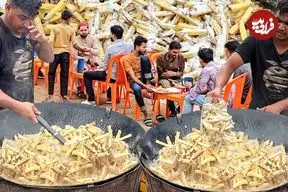 ببینید| غذای خیابانی در پاکستان؛ پخت سیب زمینی تخم مرغ به روشی متفاوت در کراچی