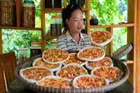 ببینید| غذای روستایی در ویتنام؛ پخت پیتزا با سوسیس و ماهی مرکب در روستایی زیبا