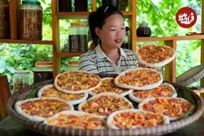 ببینید| غذای روستایی در ویتنام؛ پخت پیتزا با سوسیس و ماهی مرکب در روستایی زیبا