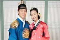 عکس| سفر زمان؛ تیپ و چهرۀ متفاوت «دونگ‌یی و امپراتور سوکجونگ» در نشست خبری سریال دونگ‌یی