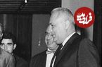 عکس؛ سفر به تاریخ؛ «حبیب القانیان، ابرسرمایه‌دار دوره پهلوی» در حال تعظیم کردن به «فرح»