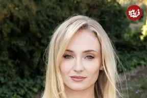 عکس| سفر در زمان؛ «سوفی ترنر» در 17 سالگی و در فرودگاه لس آنجلس؛ سال 1391