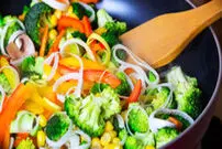 آیا تمام مواد غذایی قبل از مصرف نیاز به شست‌وشو دارند؟
