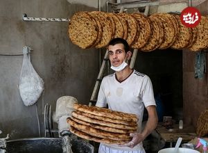 عکس؛ سفر در زمان؛ «نانوای جوان در حال پخت نان بربری» در تهران؛ سال 54