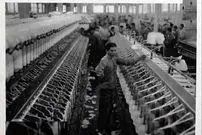 عکس| سفر در زمان؛ یک مرد و دو کودک در حال نخ ریسی در دوره قاجار