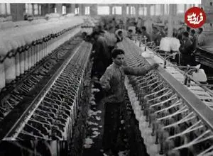 عکس| سفر در زمان؛ یک مرد و دو کودک در حال نخ ریسی در دوره قاجار