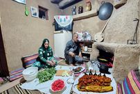 ببینید؛ غذای روستایی در ایران؛ پخت نان سنتی و خوراک گوجه و بادمجان توسط زوج روستایی