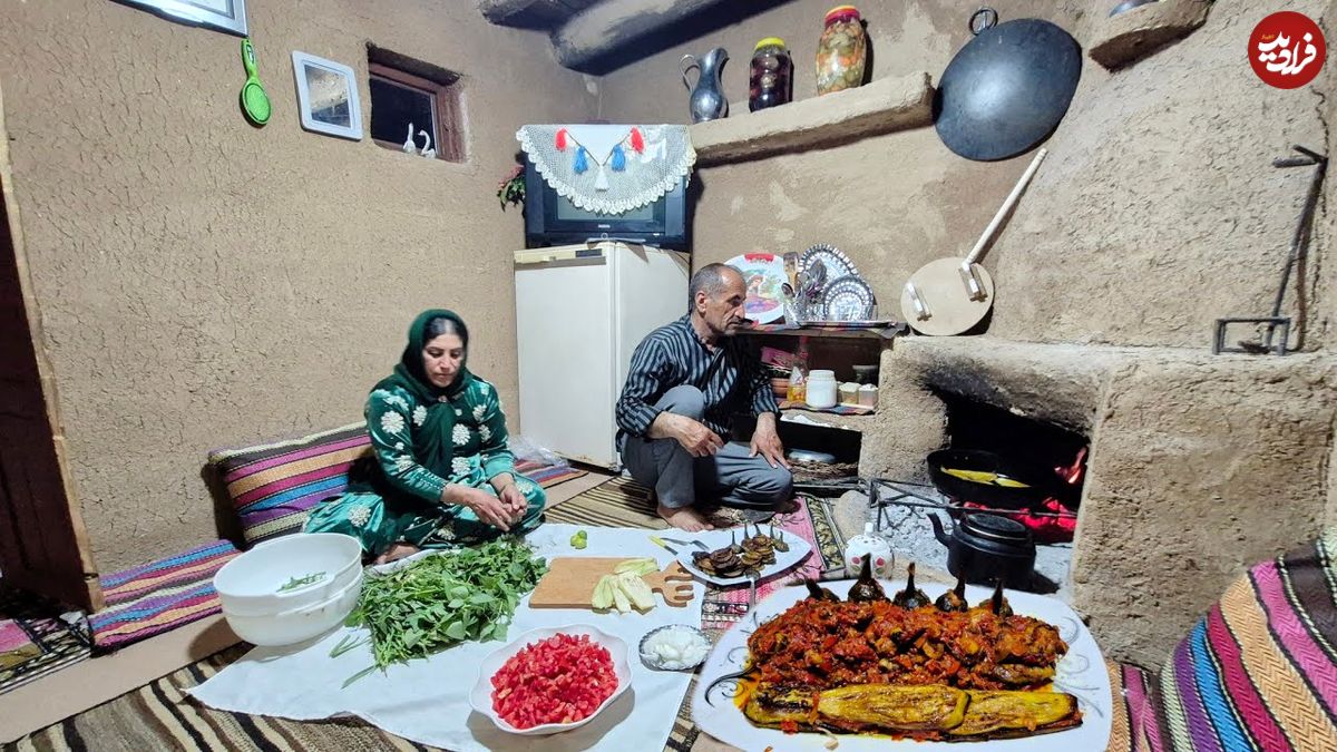 ببینید؛ غذای روستایی در ایران؛ پخت نان سنتی و خوراک گوجه و بادمجان توسط زوج روستایی