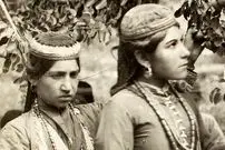 عکس| سفر زمان؛ دختران ارمنی در ارومیه در حال چیدن گلابی؛ دوران قاجار