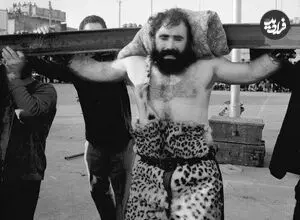 عکس| سفر به تاریخ؛ نمایش نفس‌گیر سیروس قهرمانی با یک شیر در شیراز؛ دهه 30