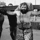 عکس| سفر به تاریخ؛ نمایش نفس‌گیر سیروس قهرمانی با یک شیر در شیراز؛ دهه 30