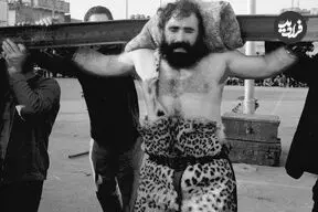 عکس| سفر به تاریخ؛ نمایش نفس‌گیر سیروس قهرمانی با یک شیر در شیراز؛ دهه 30