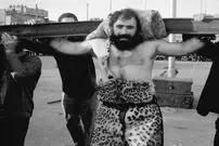 عکس| سفر به تاریخ؛ نمایش نفس‌گیر سیروس قهرمانی با یک شیر در شیراز؛ دهه 30