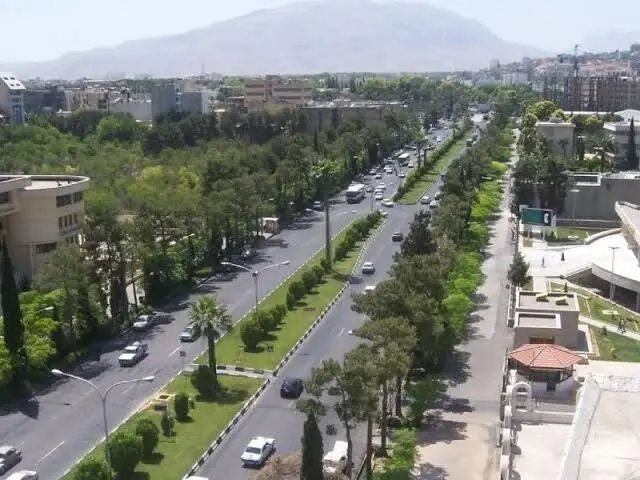 عکس| سفر زمان؛ اسب و الاغ و اتومبیل در یکی از خیابان‌های شیراز در سال ۱۳۲۸