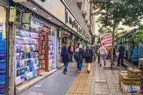 عکس| سفر به ایران قدیم؛ یک مغازۀ «تنباکوفروشی» در تهران در دوران قاجار