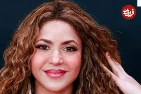 عکس| سفر در زمان؛ «شکیرا» در حال خروج از هتل میدتاون در نیویورک؛ سال 1384