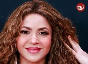 عکس| سفر در زمان؛ «شکیرا» در حال خروج از هتل میدتاون در نیویورک؛ سال 1384