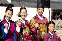 عکس| سفر به تاریخ؛ عکس یادگاری «امپراتور سوکجونگ» و «بانو جانگ» با هواداران در پشت‌صحنه «دونگ‌یی»